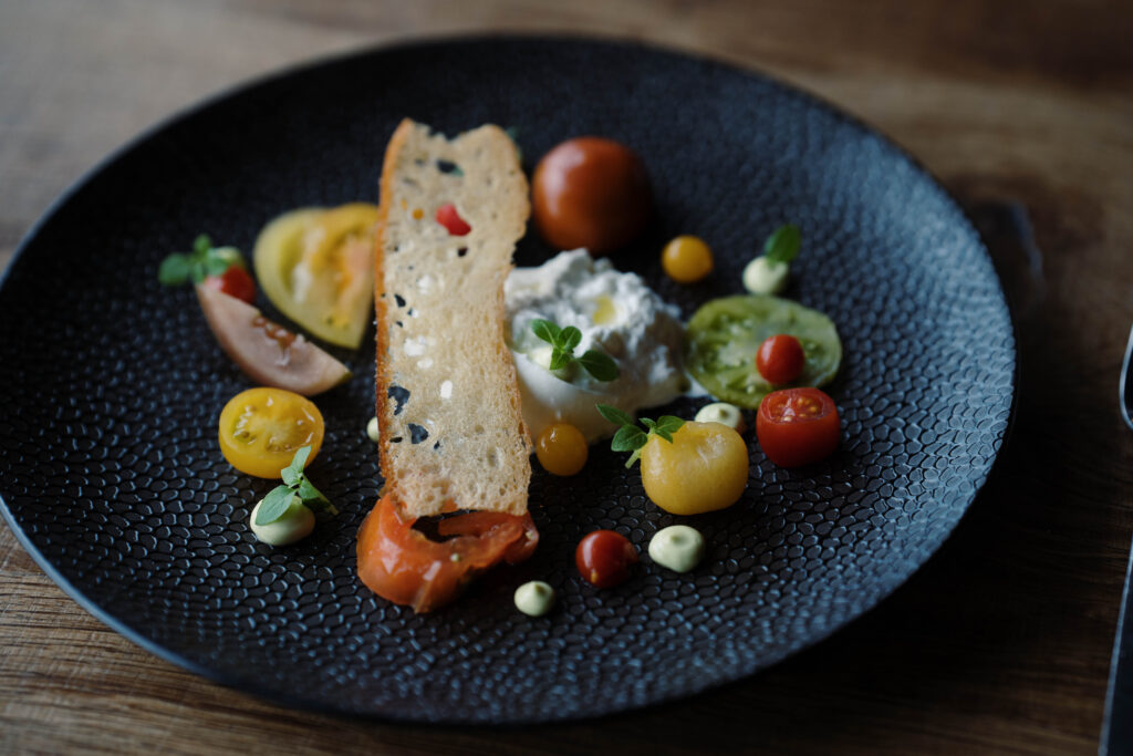 Gezellige interieur en sfeer Bistro De Ertepeller aan het water